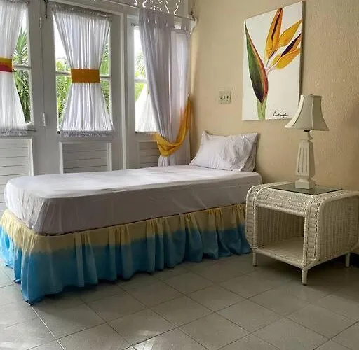 Lush Tropical Located In A 4-star Runaway Bay