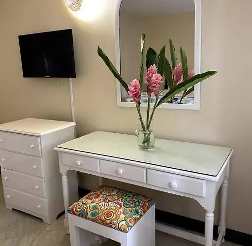 Apartment Lush Tropical Located In A 4-star Runaway Bay