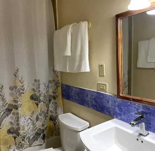 Lush Tropical Located In A 4-star Apartment Runaway Bay