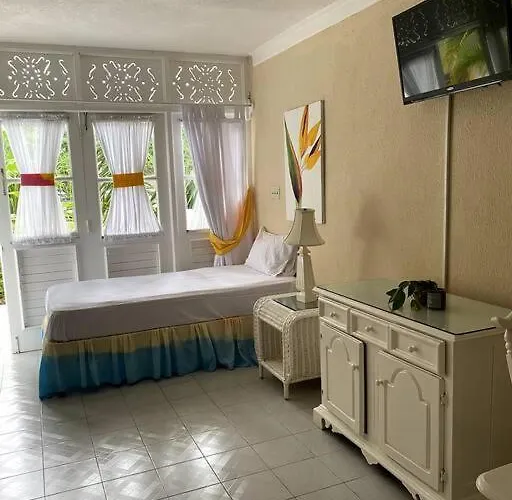 Lush Tropical Located In A 4-star Apartment