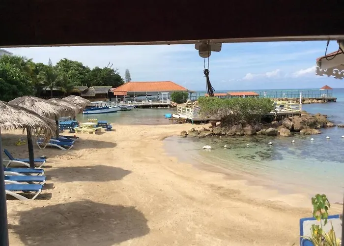 Lush Tropical Located In A 4-star * Runaway Bay