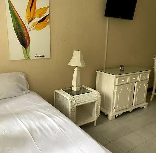 Lush Tropical Located In A 4-star * Runaway Bay